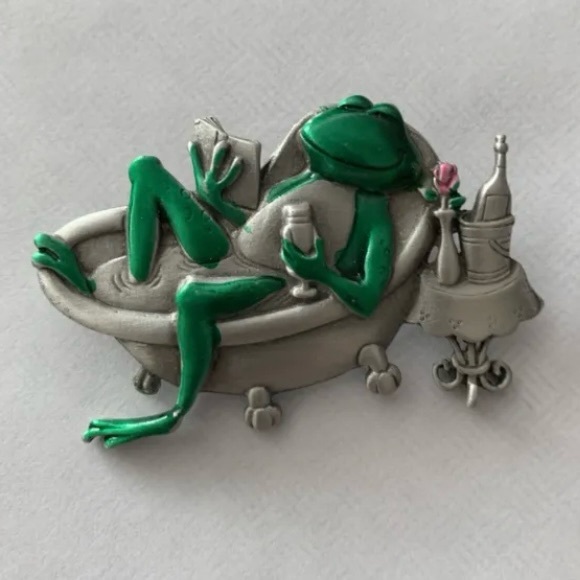 Frog In A Bathtub Vintage Brooch Pin JJ Jonette Jewelry - Picture 1 of 3